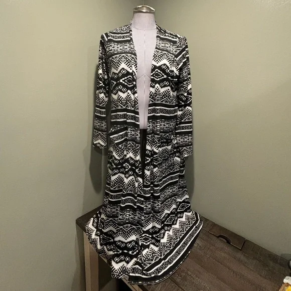 NWOT Women’s LulaRoe Black And White Cardigan. Size Medium - Picture 1 of 4